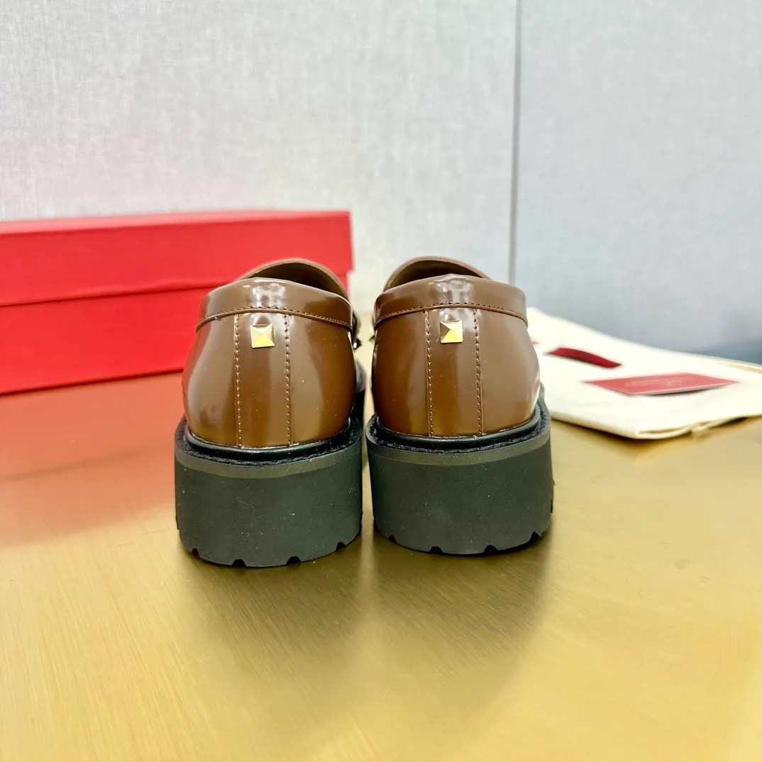 👟👟Ex-factory price 560👟👟 2024【VALENTINO】Valentino's early spring fashionable slip-on loafers are hot new🆕 Versatile style with temperament💃🏻 Slay the whole audience immediately when you put them on [Love] The ultra-simple design is more timeless and attractive! Fashionable and neat feeling, it is a magic tool for increasing your height and slimming down ✨ The shoe collar is specially added with anti-wear latex! You won't feel tired after walking all day long🦶🏻 The upper is made of open-edge beaded cowhide material and paired with a calfskin lining, which is full of texture! 👿Bottom thickness 4.0cm 👿Color: Black Brown 👿Size: 35-40 Factory ready supply